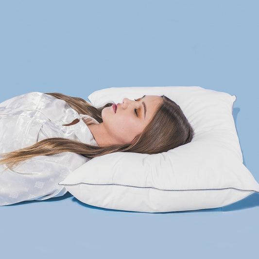 Woman sleeping on her back on a Hamuq MicroGel pillow